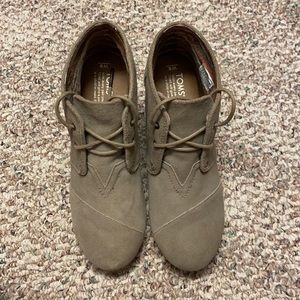 NWOT Toms Taupe booties